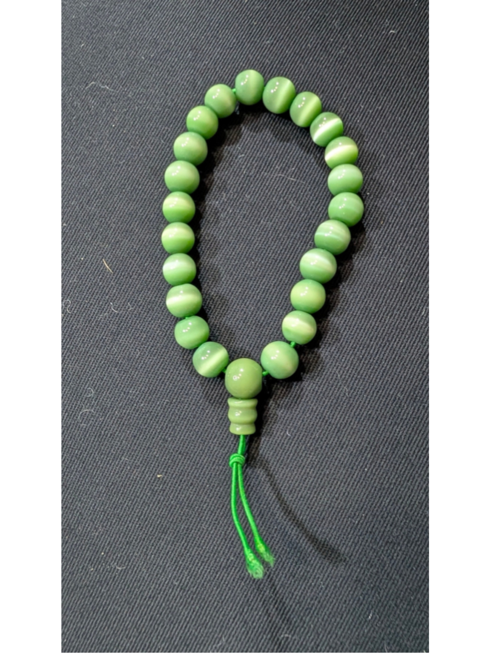 Women's Unbranded Green Cat's Eye Bead Bracelet One Size somewhat darker green